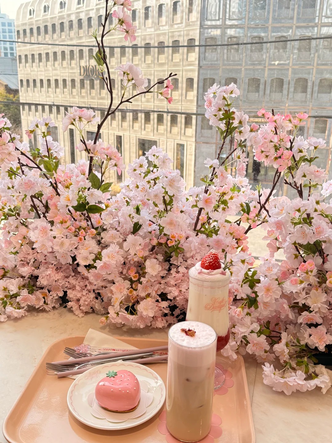 Đồ uống và bánh ngọt vị hoa anh đào